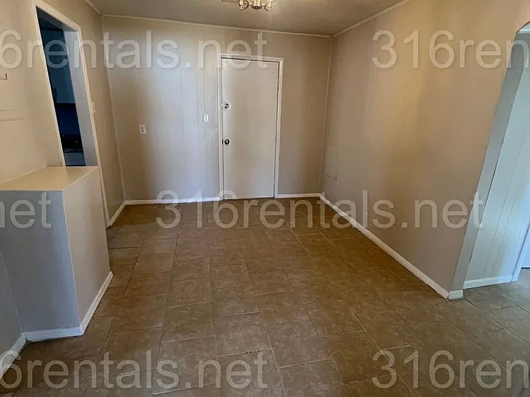 806 S Beverly Dr — Photo 3