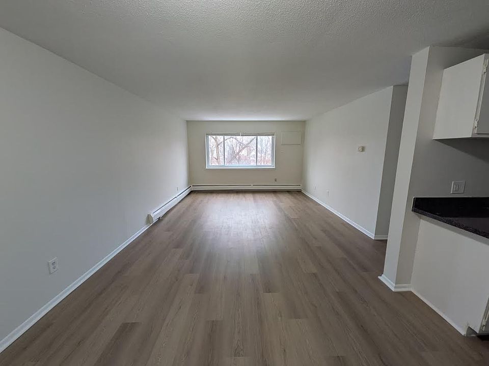 1st image of 131 Sherbrooke Ave #22