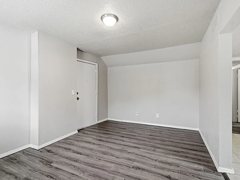 S Maple St Apartments — Photo 5