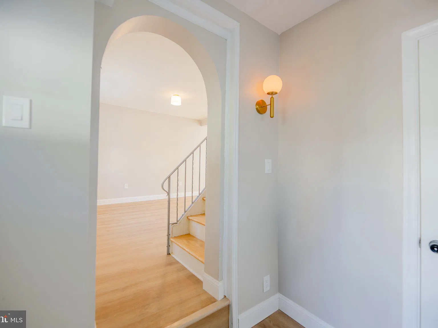 3 bed, 2.0 bath, 1096 sqft, $2,850 — Photo 2