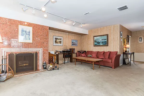 Sold by Century 21 Marciano | media 40