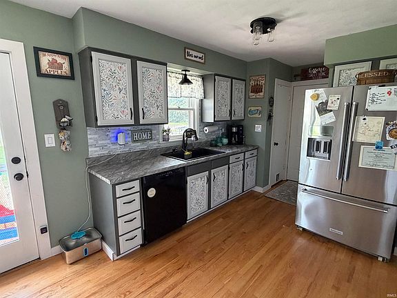 4th image of 825 W Lowell Ave