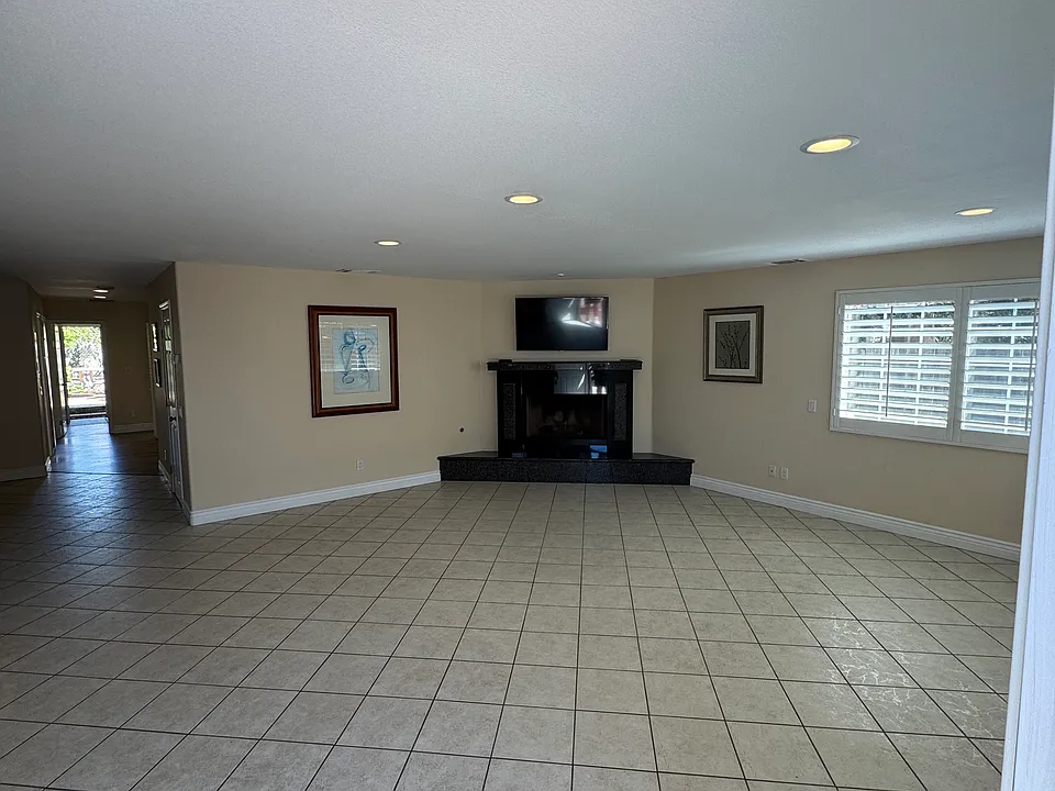 Large Living Room, TV included