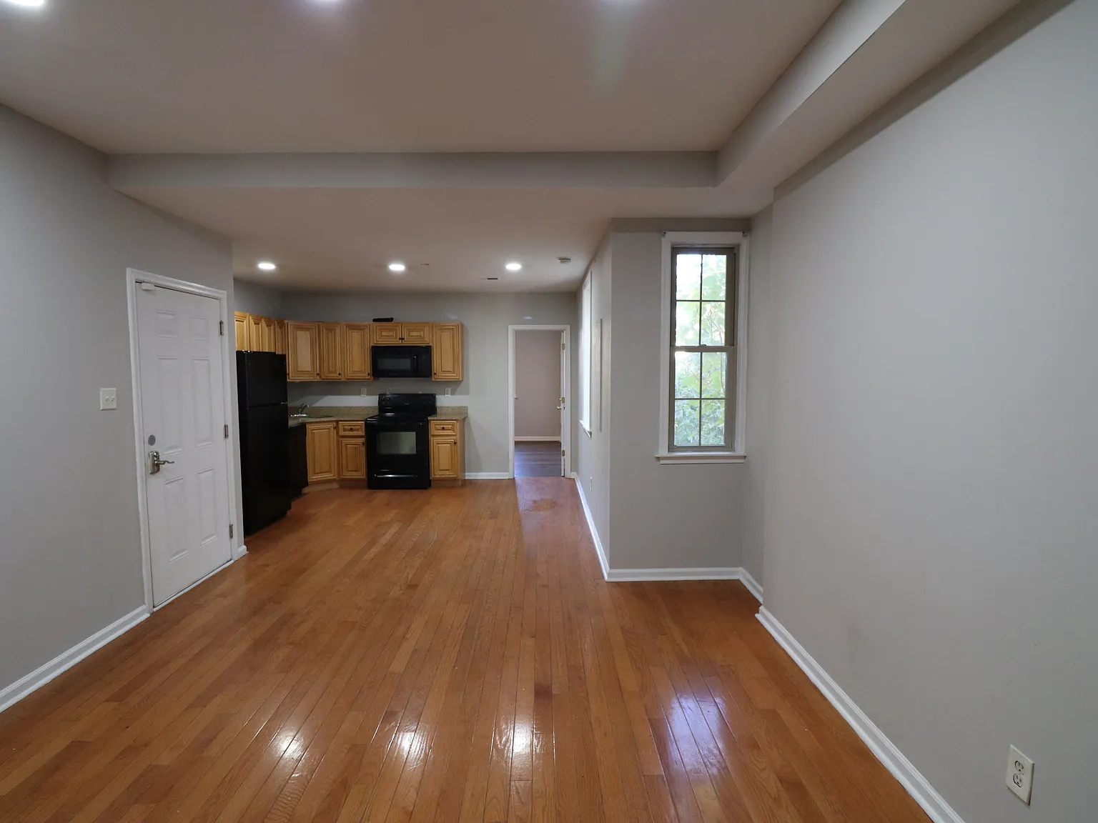 5 bed, 1200 sqft, $650 — Photo 2