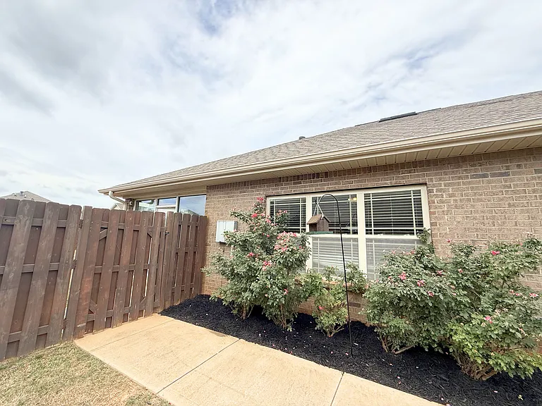 323 Huntwood Dr — Photo 24