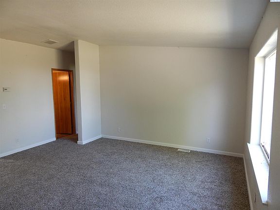 4th image of 3687 Everett St
