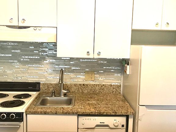 5th image of 34 Forest Beach Dr APT D-2