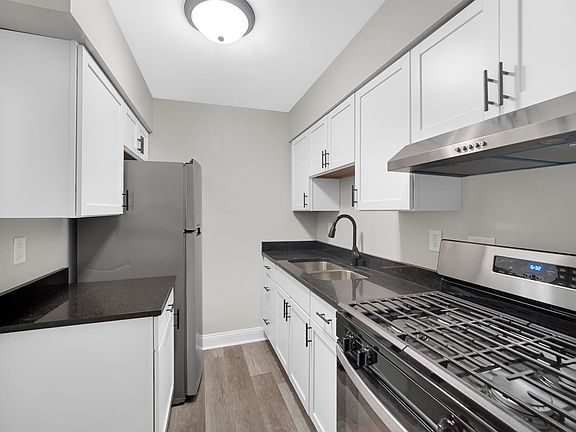 3rd image of 215 East St #6