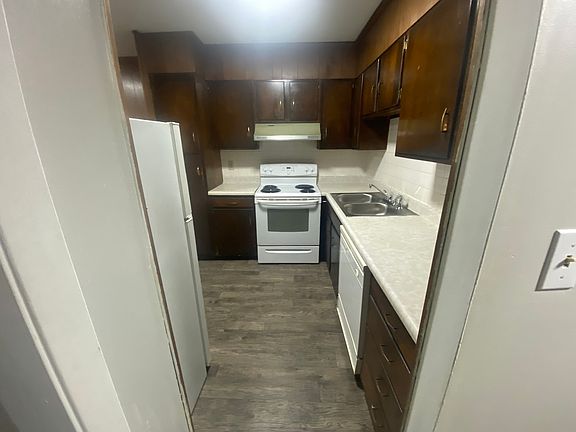 2nd image of 506 Lakeside St #8