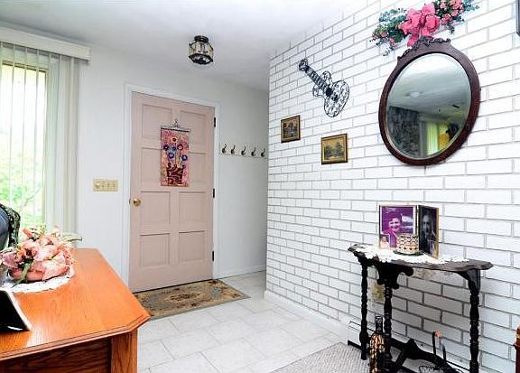 2nd image of 918 Oak Hill Ave