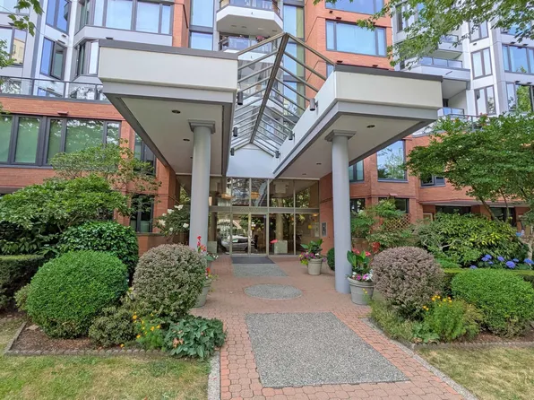2201 Pine St #411, Vancouver, BC V6J 5E7