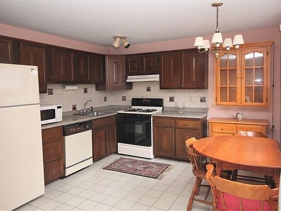5th image of 58 Edgelawn Ave APT 11