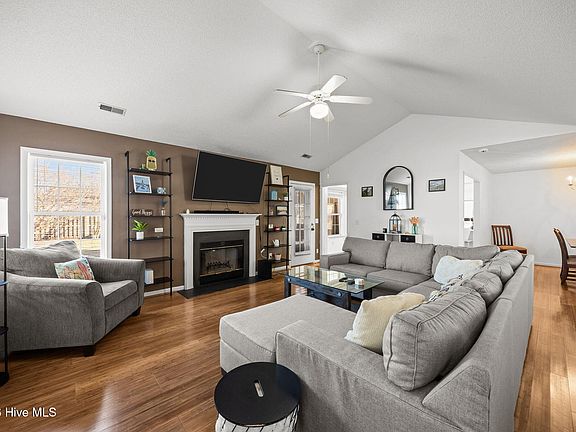 4th image of 806 Valley Forge Court