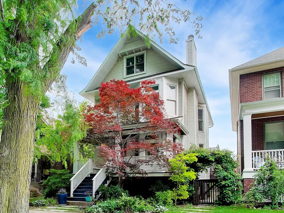 2010 W Bradley Pl