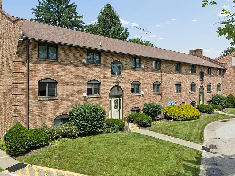 Carriage Hill Apartments — Photo 9