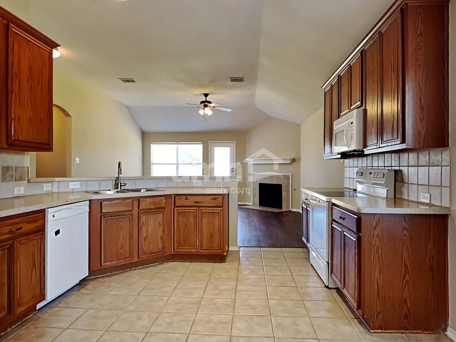 4 bed, 2.0 bath, 2152 sqft, $2,315 — Photo 3