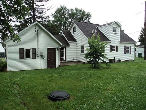 2nd image of 714 E Lakeshore Dr SE