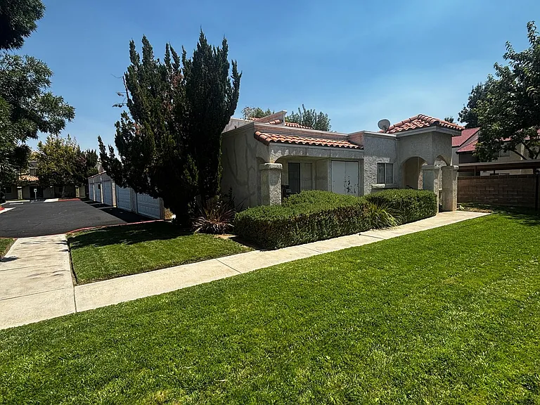 2818 W Avenue K8 — Photo 1