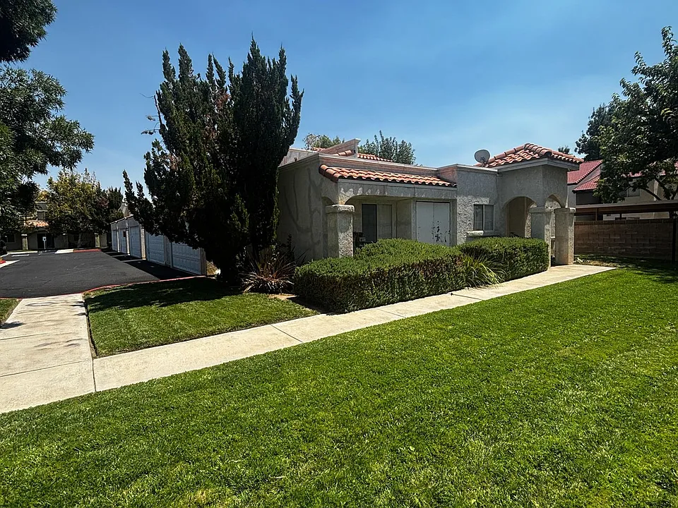 2818 W Avenue K8