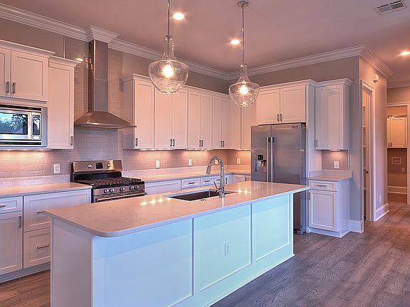 4th image of 22 Chatham Dr