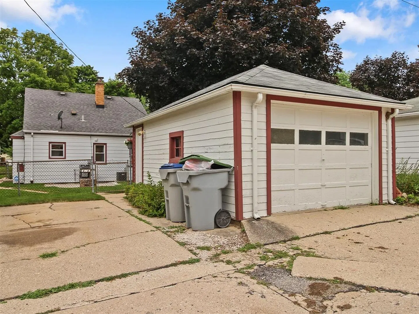 Charming 3-Bedroom Single-Family Home Hardwood Floors, Central Air & Garage — Photo 4