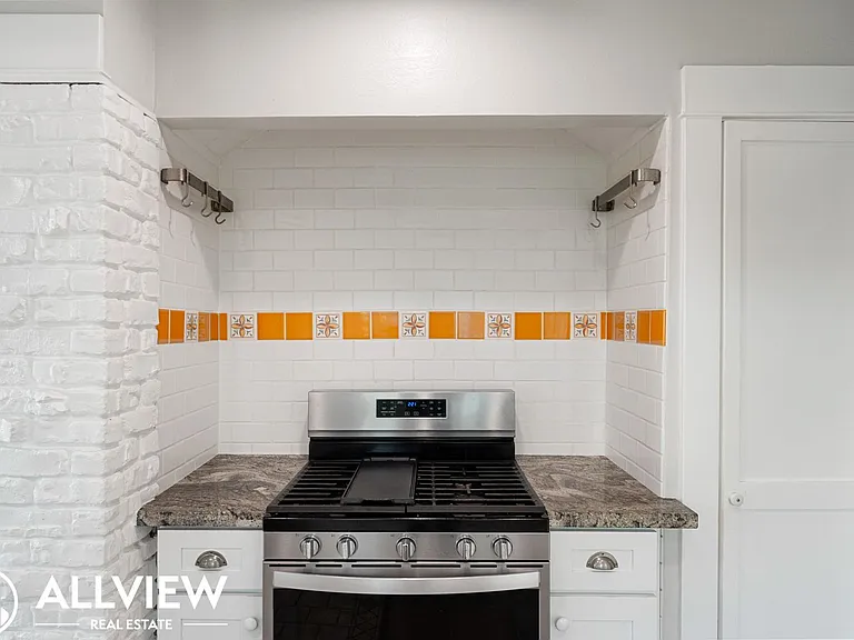 2474 Santa Ana Ave — Photo 9