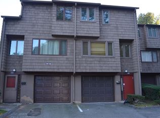 105 Towne House Rd, Hamden, CT 06514