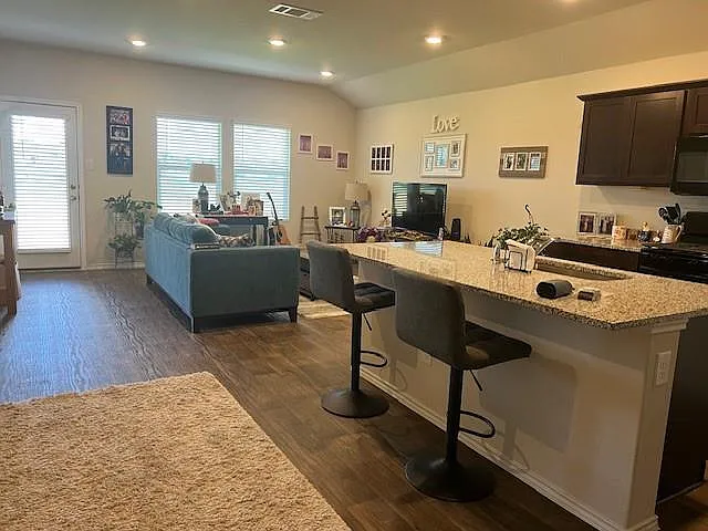 4 bed, 2.5 bath, 1831 sqft, $1,795 — Photo 2