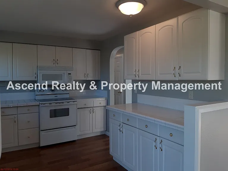 1114 SW Wright Ct — Photo 4