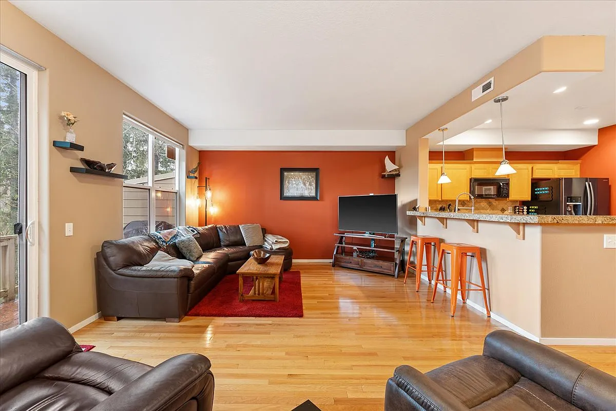 2 bed, 2.5 bath, 1834 sqft, $2,400 — Photo 4