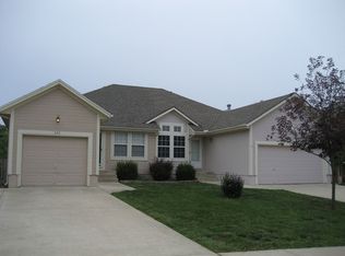632 NE Swann Cir, Lees Summit, MO 64086