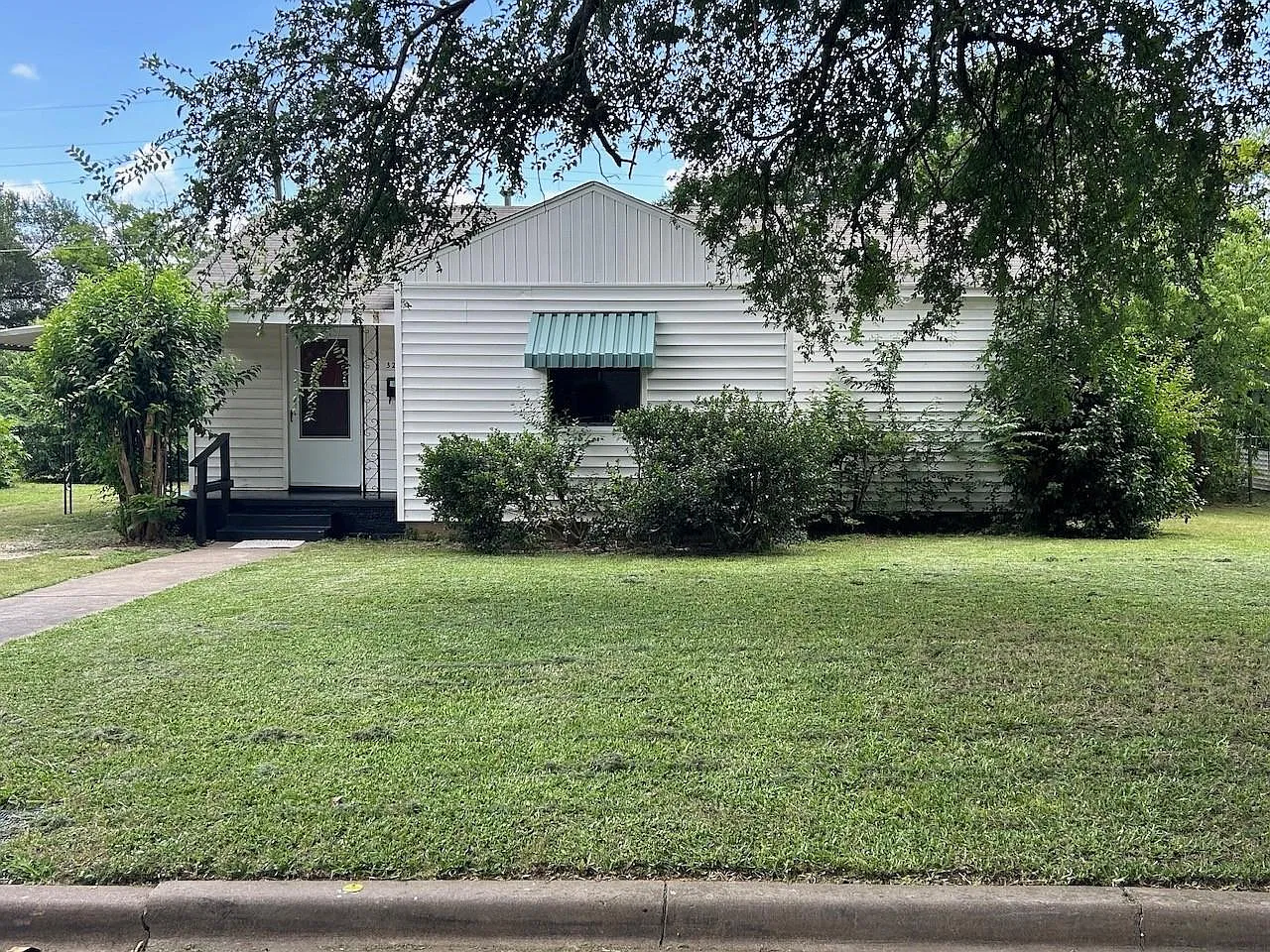 3 bed, 1337 sqft, $1,295 — Photo 1