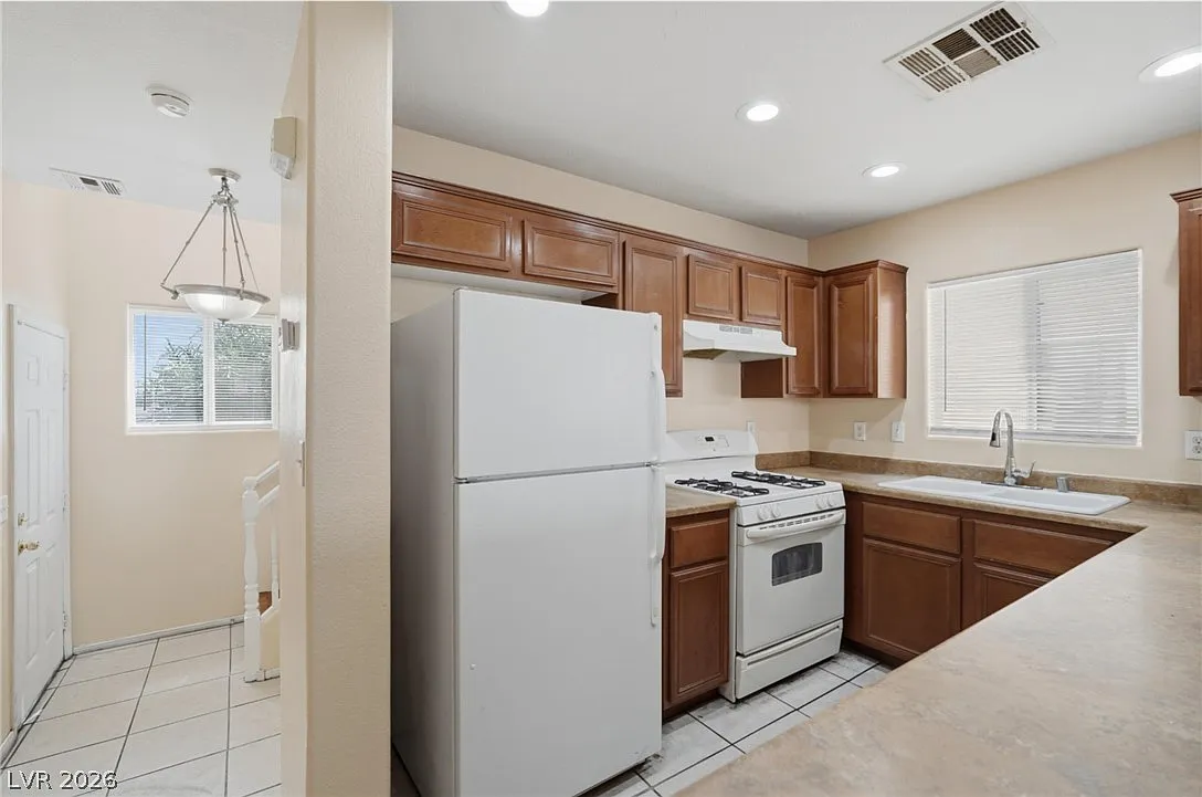 3 bed, 2.5 bath, 1130 sqft, $1,595 — Photo 3