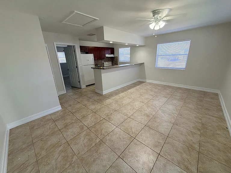 1410 SW 1st Way #1 — Photo 2