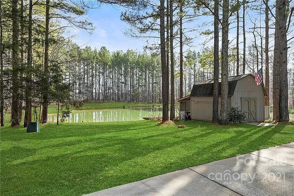 Building Photo - 811 Chambwood Rd
