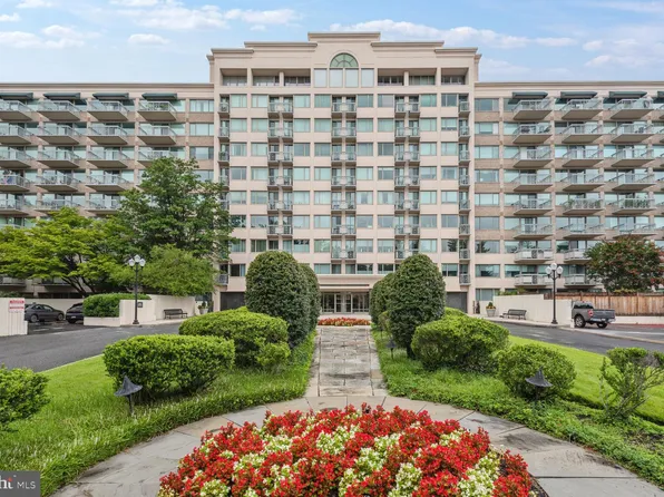 5450 Whitley Park Ter APT 611, Bethesda, MD 20814