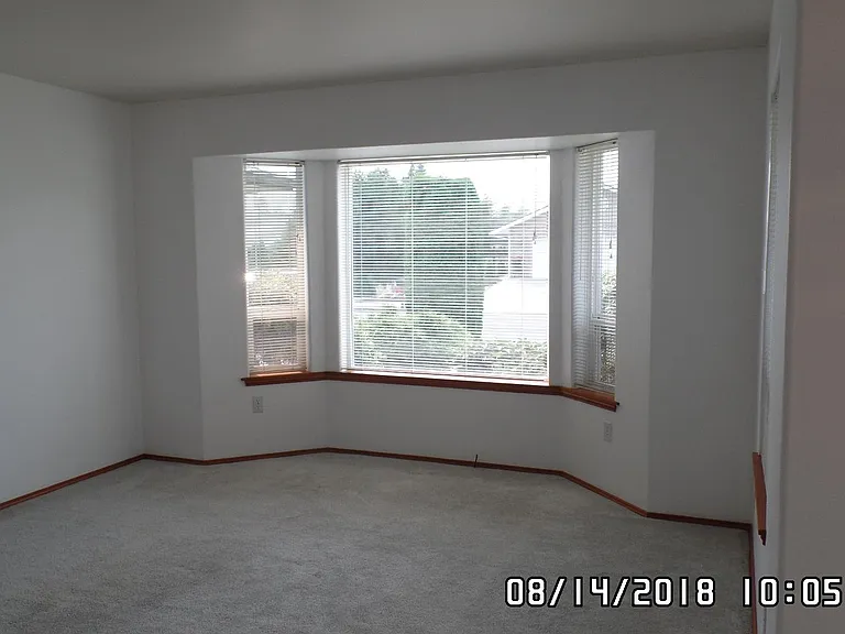 942 E Willow St — Photo 2