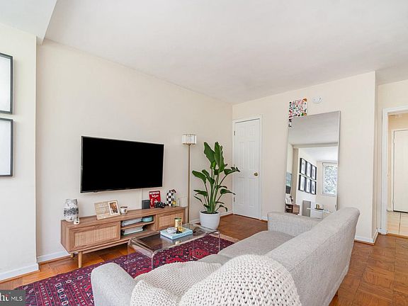 4th image of 922 24th St NW APT 419
