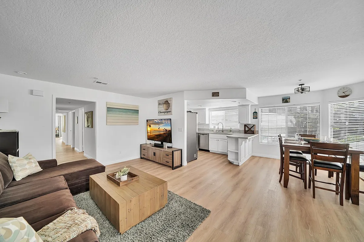 Building Photo - 210 Avenida Montalvo #1