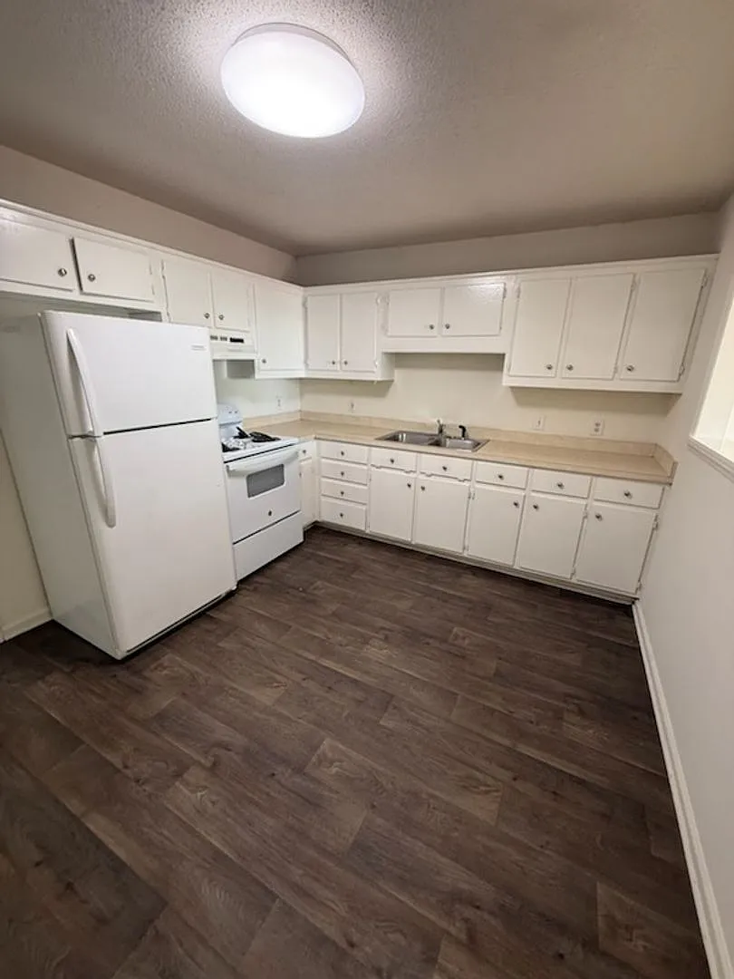 120 W. Presnell St — Photo 3