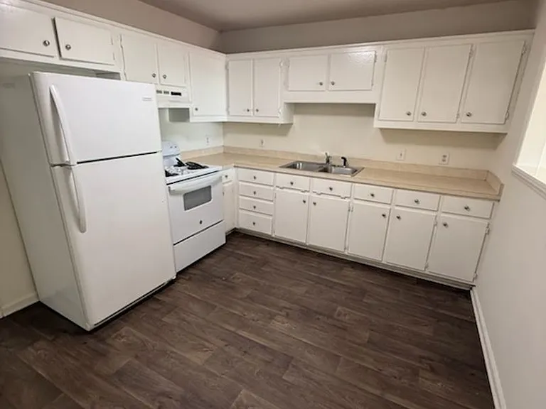 120 W Presnell St — Photo 3