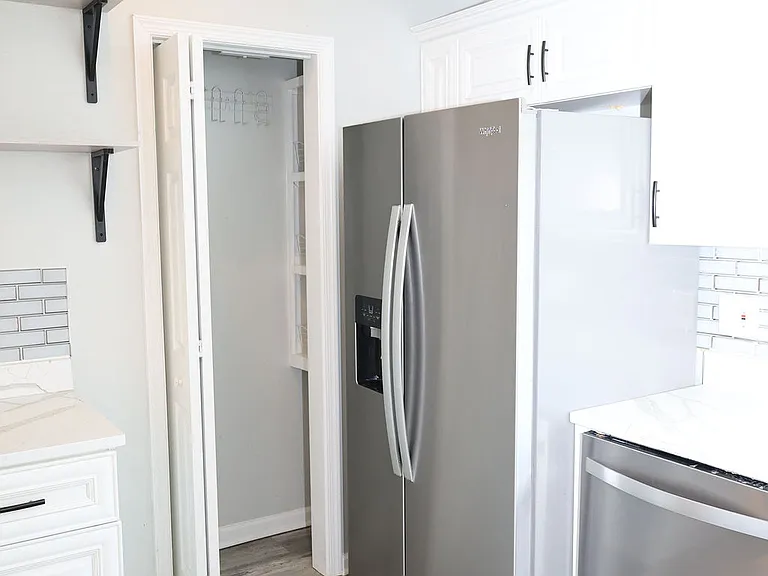 715 Somerset Pl NW — Photo 3