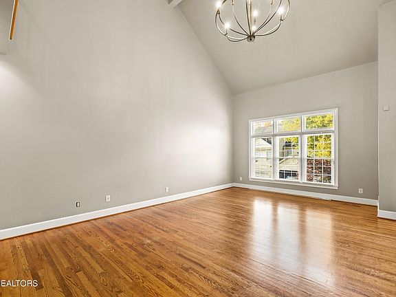 3rd image of 924 Highland Point Dr