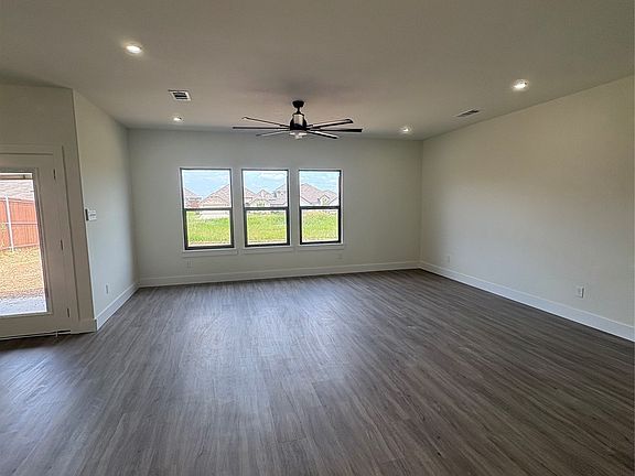 5th image of 220 Reliance Rd