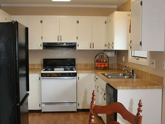 Kitchen w/lots of cabinets