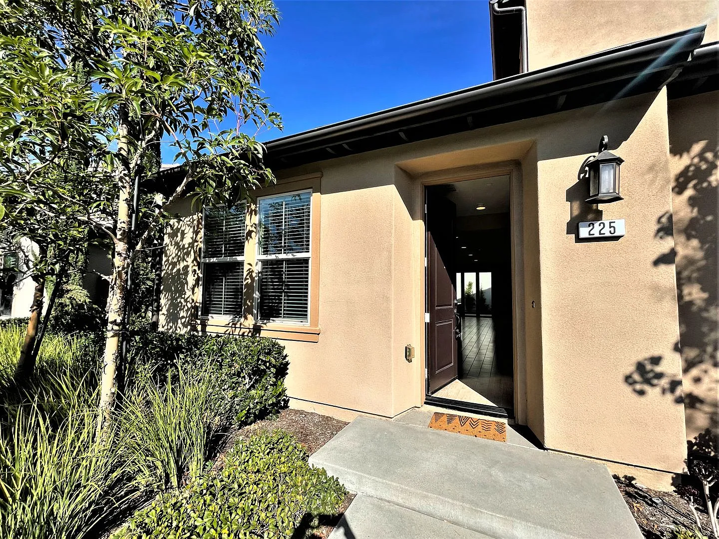 $500 Off First Month!! Spacious 4 Bedroom, 3 Bath Condo In Irvine! — Photo 2
