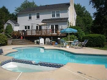 2nd image of 12 Saint Albans Cir
