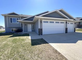 117 Blue Bell Dr, Brookings, SD 57006