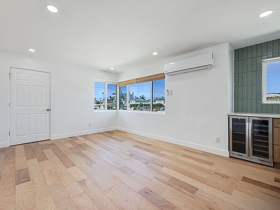 4th image of 4627 Bayard St #4633