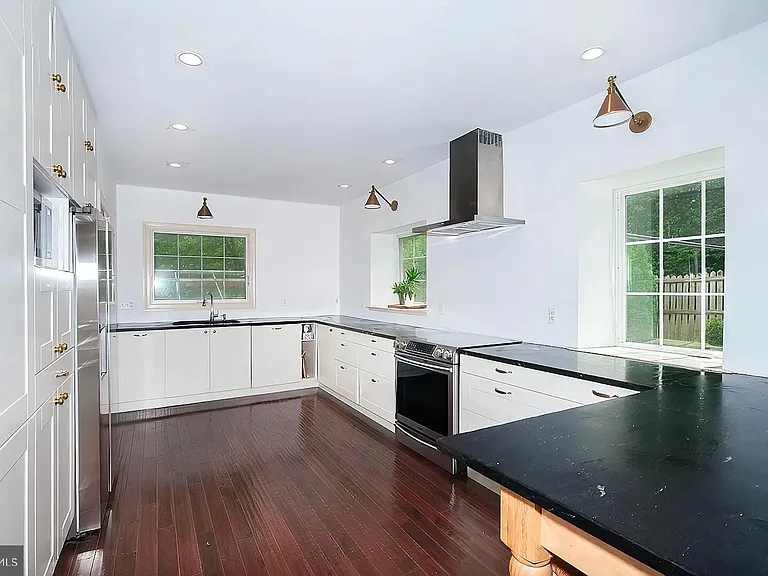 195 Midfield Rd — Photo 5